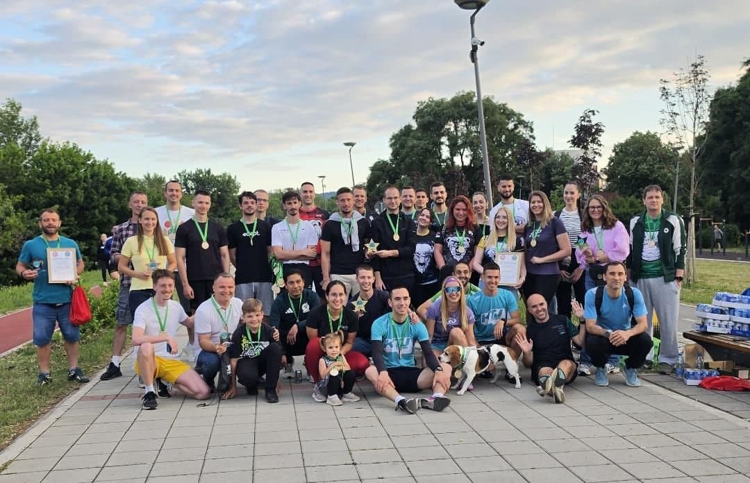 Učesnici humanitarne akcije „KTJ izazov” u Kovinu, sa medaljama